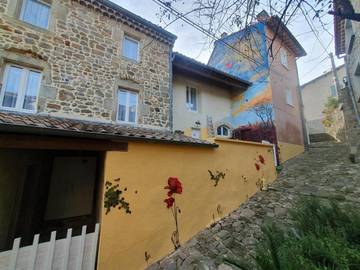 Gîte pour 4 personnes, avec terrasse et vue, adapté aux familles à Labégude