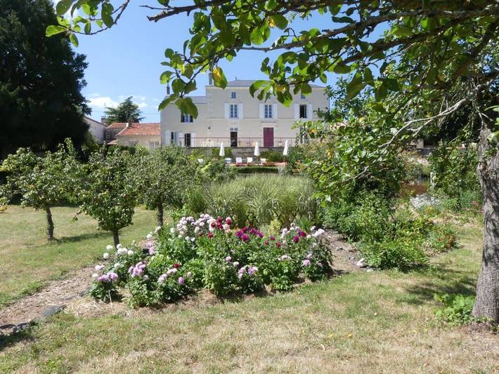Gîte pour 2 personnes, avec piscine ainsi que vue et jardin à Xanton-Chassenon - 3