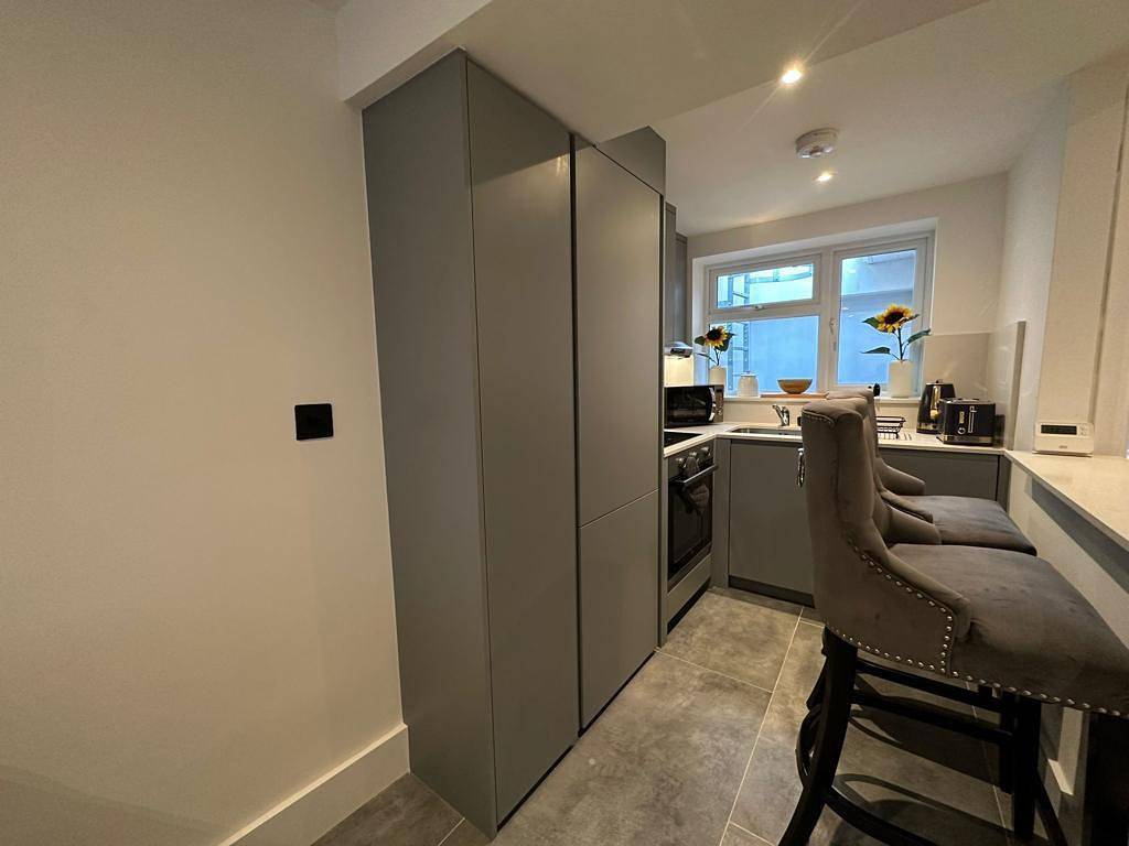 House - Sleeps 4 & Free Parking in Camden, London