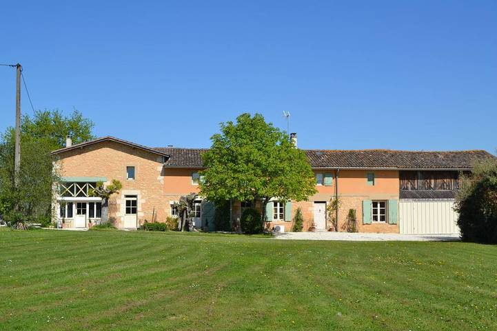 Gîte pour 10 personnes, avec terrasse ainsi que jardin et piscine à Sainte-Foy-la-Longue