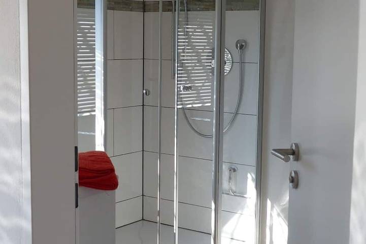 Ganze Wohnung, Souterrainwohnung 49 qm für 1 - 4 Personen mit 1 separaten Schlafzimmer in Grabenstätt, Chiemsee