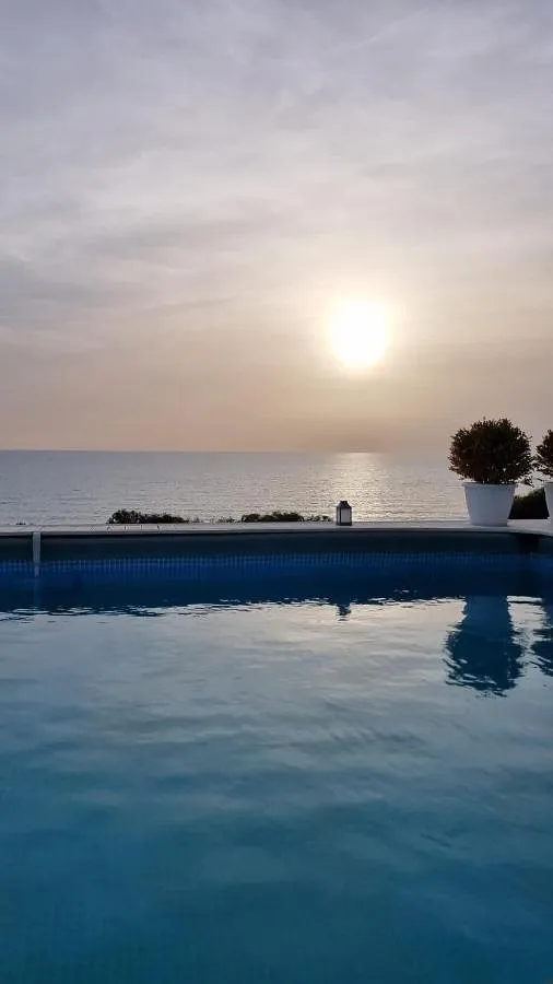 Alojamiento y desayuno para 10 personas, con piscina además de jardín y vistas - 1