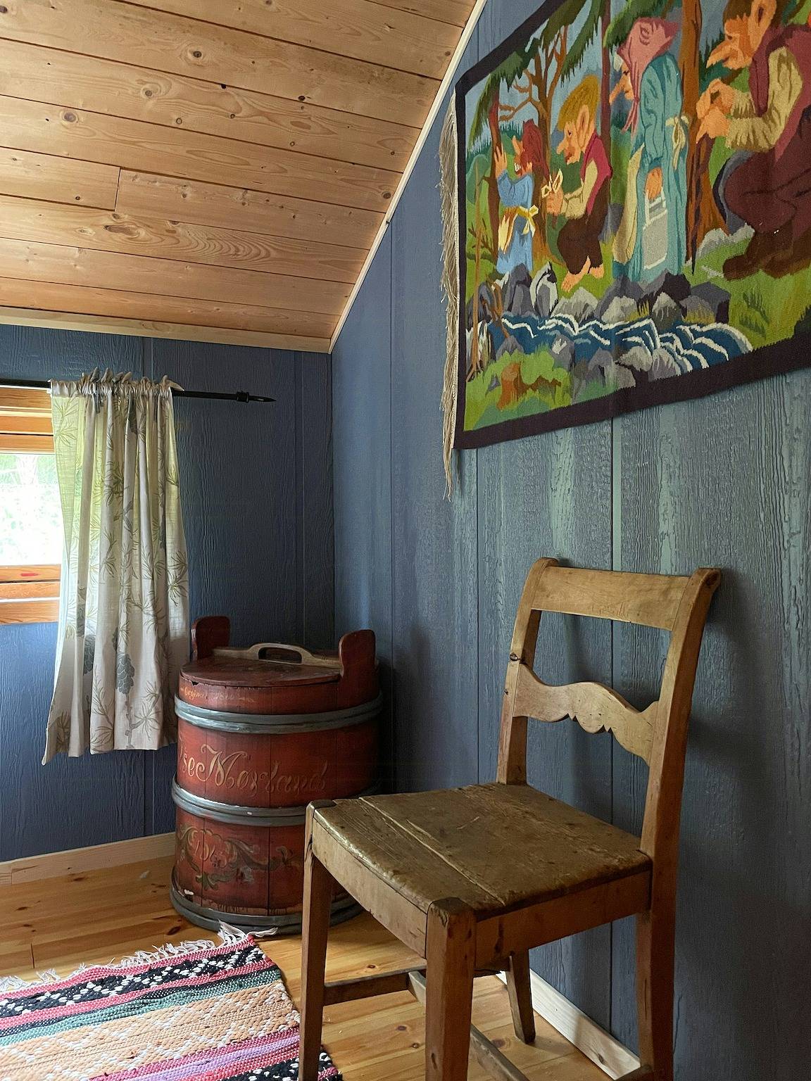 Cabane traditionnelle en rondins au bord du lac Seljordsvannet in Seljord