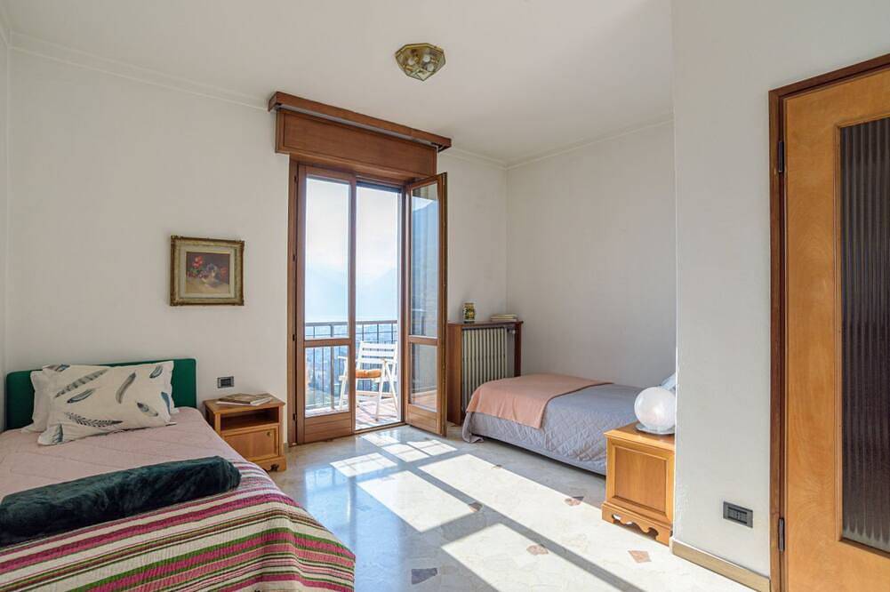 Bright villa with lake view, can accommodate up to 6 people.The property is located in a residential area of Mandello del Lario, a town on the shores of the Lecco branch of Lake Como.The area is ideal for both relaxing stays and trekking lovers. Nearby t in Mandello del Lario, Westelijke Bergamo-Alpen