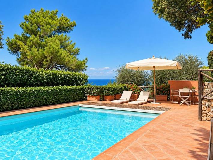 Villa per 10 persone, con Balcone e Terrazza nonché Giardino e Piscina a Porto Santo Stefano