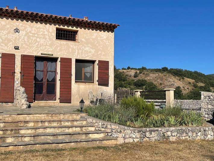 Gîte pour 6 personnes, avec Terrasse ainsi que Jardin et Vue à Bézaudun-les-Alpes