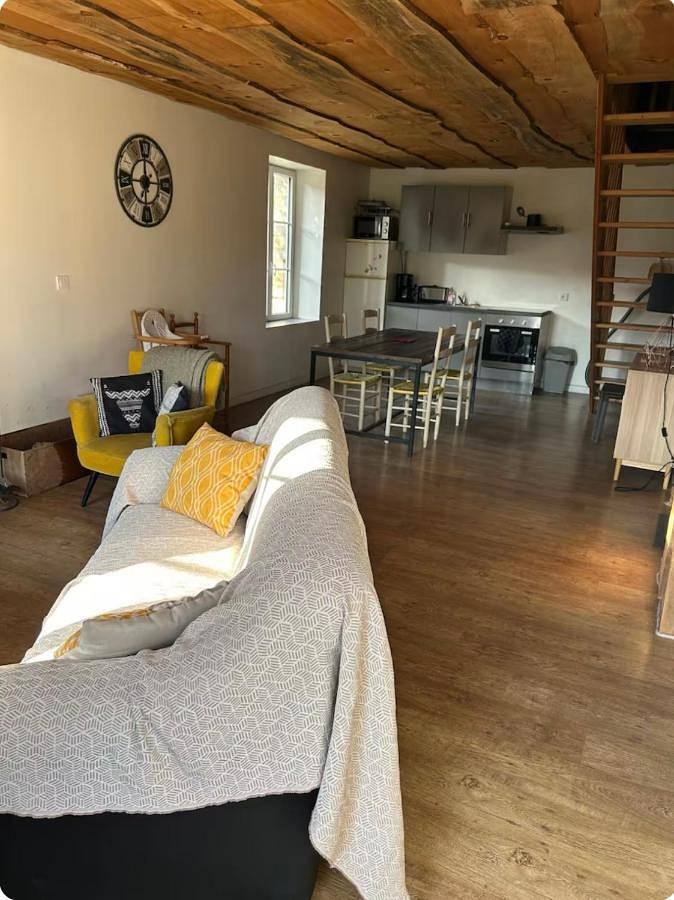 Two-Bedroom House in Échiré, Région de Niort