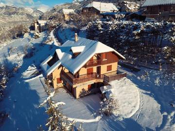 Location de vacances pour 11 personnes, avec vue et jardin à Eygliers