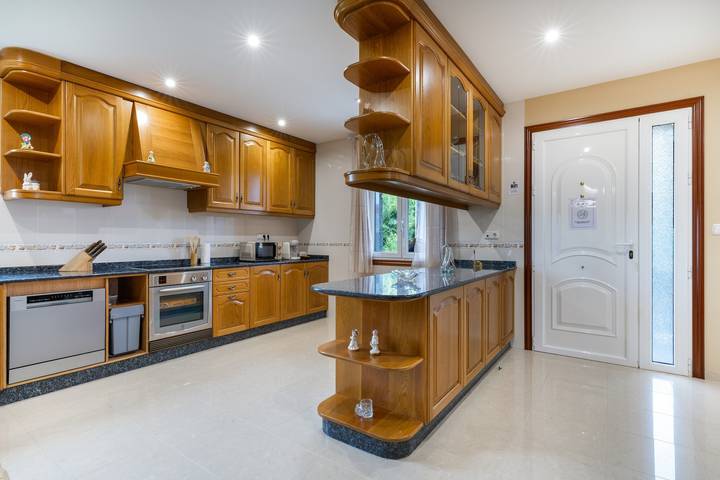 Vacation Home 'Pomba' with Mountain Views, Private Terrace, and Wi-Fi in Vilanova de Arousa, Pontevedra Province