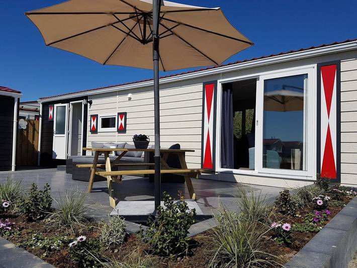 Chalet für 4 Personen, mit Terrasse und Balkon/Terrasse in Serooskerke