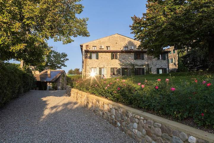 Gîte pour 12 personnes, avec jacuzzi et jardin dans Custoza