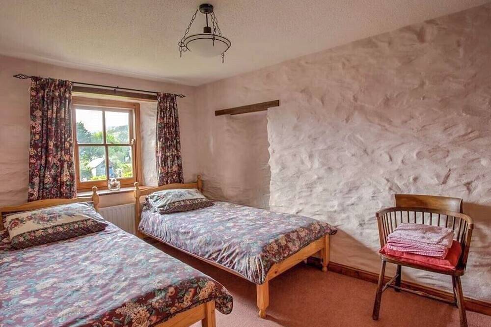 Carole's Cottage - Private Parking, Sea Views, Garden & Close To Harbour & Beach in Charlestown, Cornwall