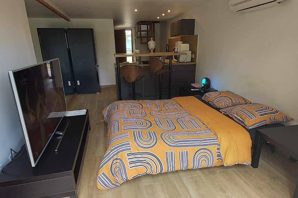 Appartement entier, À louer – Studio 40 m² avec mezzanine, jardin privé, clim et services inclus in Montélimar, Région de nyons