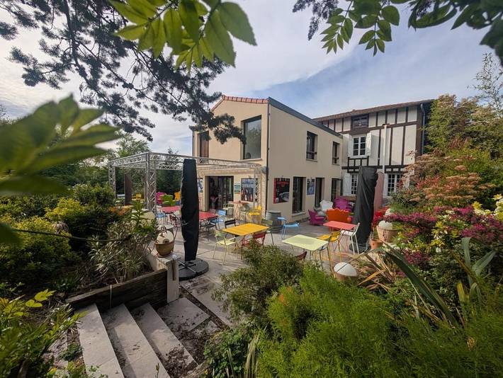 Chambre d’hôte pour 8 personnes, avec Jacuzzi et Terrasse ainsi que Jardin et Piscine à Écully