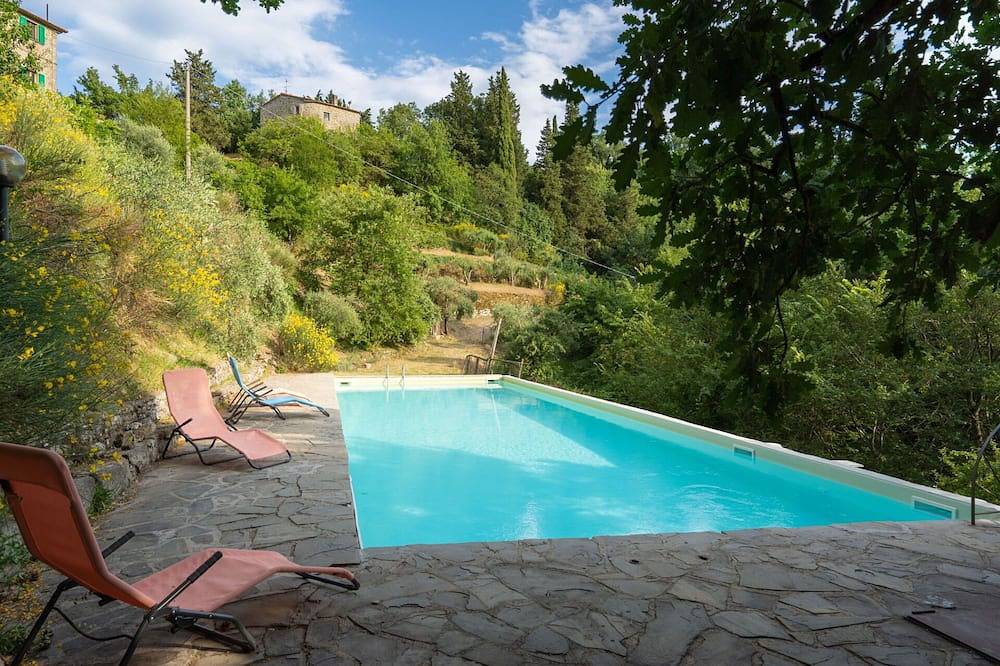 Bellissima villa indipendente per 22 ospiti con Wifi, piscina, Tv, patio e animali ammessi in Londa, Firenze province