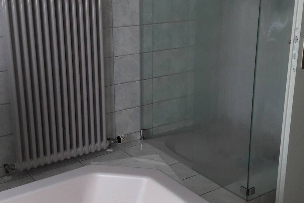 Ganze Wohnung, Feriendomizil am Waldrand mit Balkon in Zirndorf, Franken