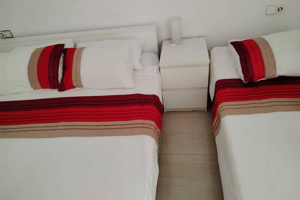 Ganze Wohnung, Ferienapartment in privatem Komplex mit wunderschönen Schwimmbädern & Gärten in Playa Bastián, Teguise