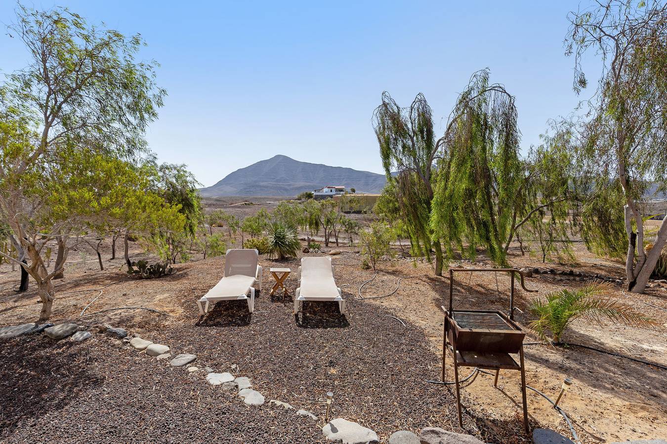 Vacation Home "La Finca Las Estrellas" with Mountain View, Garden & Wi-Fi in Tuineje, Fuerteventura