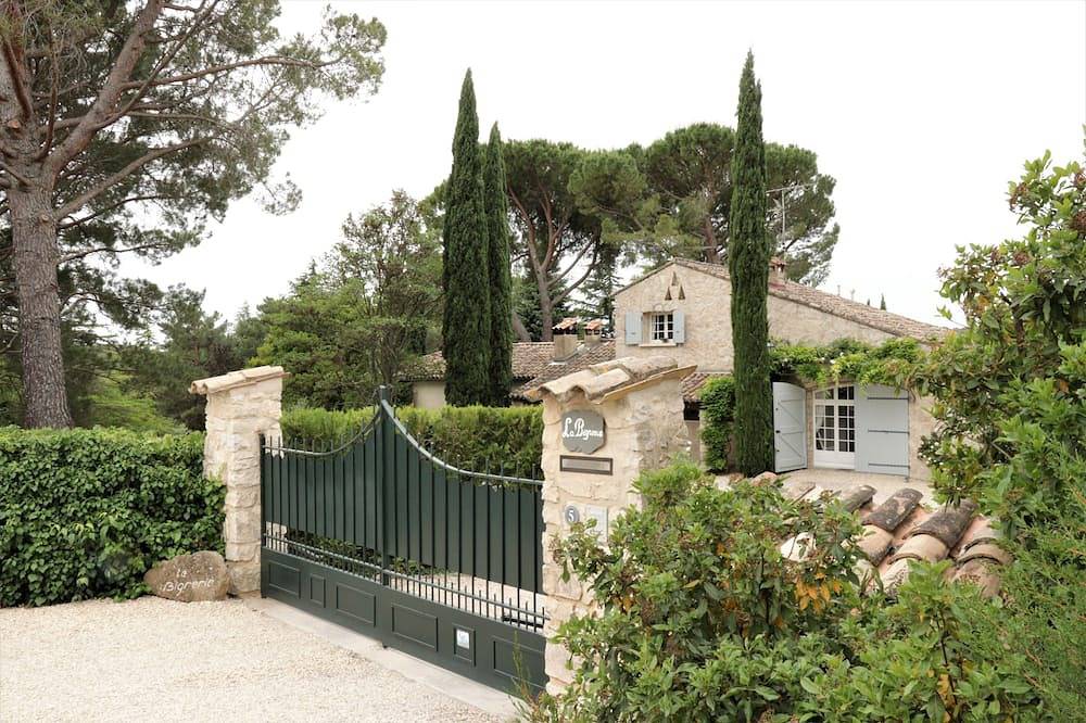 Mas provençal, parc paysagé et belle piscine, 10mn à pied de Lourmarin (Luberon) in Lourmarin, Parc naturel régional du Luberon