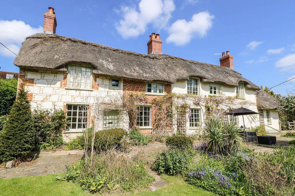 19 Clatterford Shute, pet friendly, with a garden in Carisbrooke in Newport (Isla de Wight), Isla de Wight