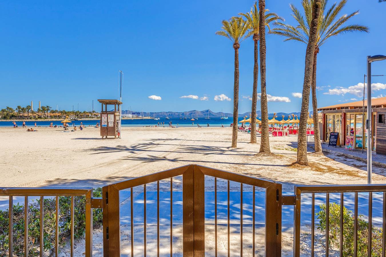 Ganze Wohnung, Ferienwohnung Ana Playasol direkt am Strand mit Meerblick in Playa de Alcúdia, Alcúdia