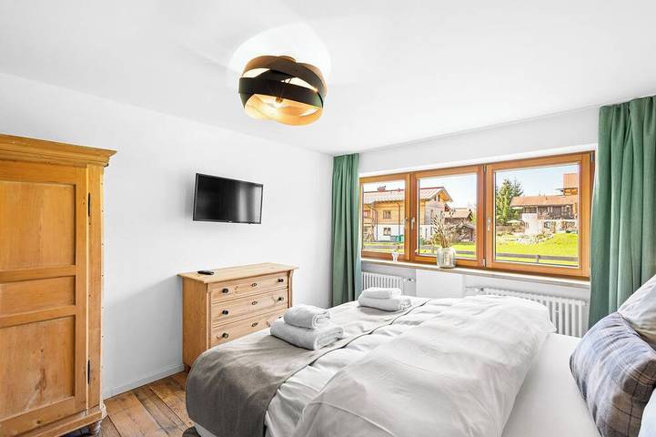 Ganze Wohnung, Deluxe Suite | Pool, Sauna & Bergblick in Reit im Winkl, Bayerische Alpen