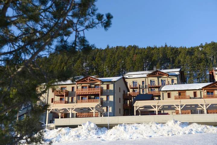 Appart’hôtel pour 4 personnes, avec Balcon et Jacuzzi ainsi que Terrasse et Piscine