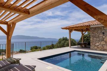 Cottage pour 6 personnes, avec piscine ainsi que vue et jardin dans Plage de Scodi-Neri