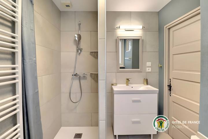 Cottage 'Gîte Le Lac Du Vert' with Lake View, Wi-Fi and Air Conditioning in Cheminas, Tournon-sur-Rhône region