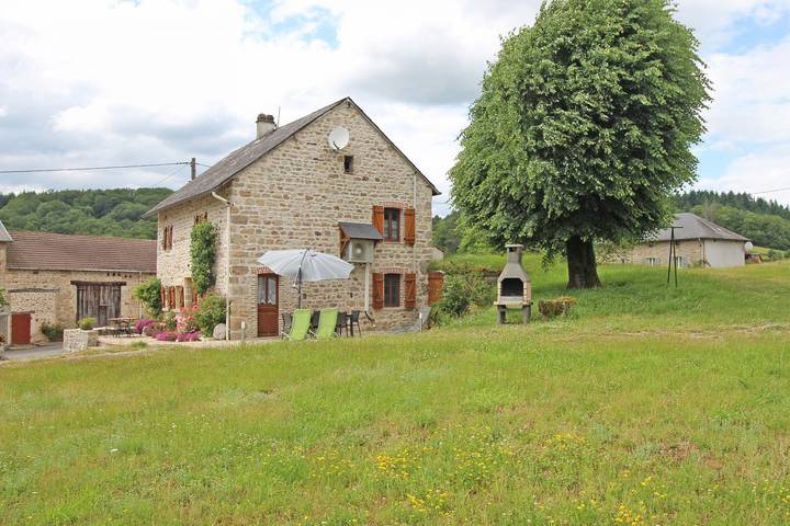 Gîte pour 9 personnes, avec jardin et terrasse, animaux acceptés à Peyrat-le-Château - 2
