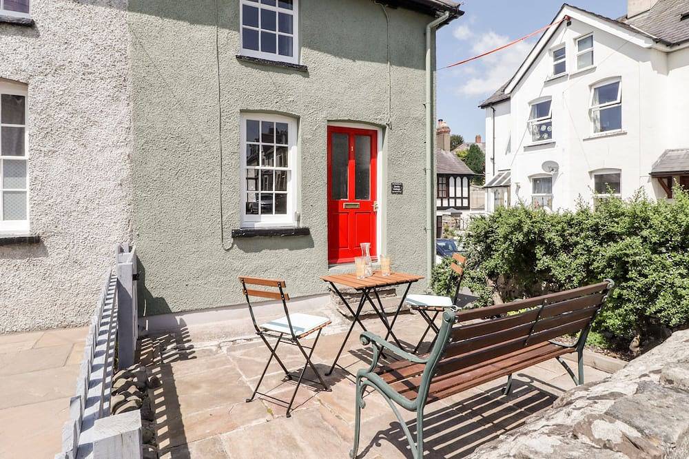 Kooky Cottage, pet friendly, with open fire in Brecon in Brecon, Brecon Beacons
