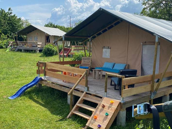 Tente pour 6 personnes, avec jardin ainsi que piscine et vue