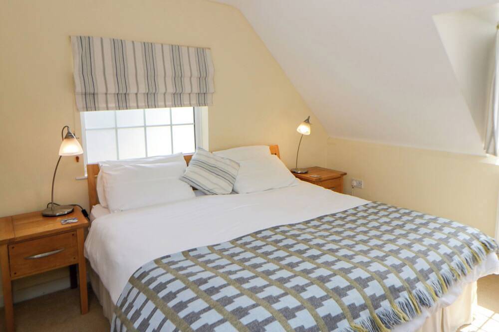 Beach Retreat, romantic, country holiday cottage in Aberporth in Aberporth, Cardigan Bay
