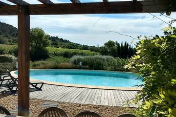 Location de vacances pour 12 personnes, avec jardin et terrasse à Montouliers