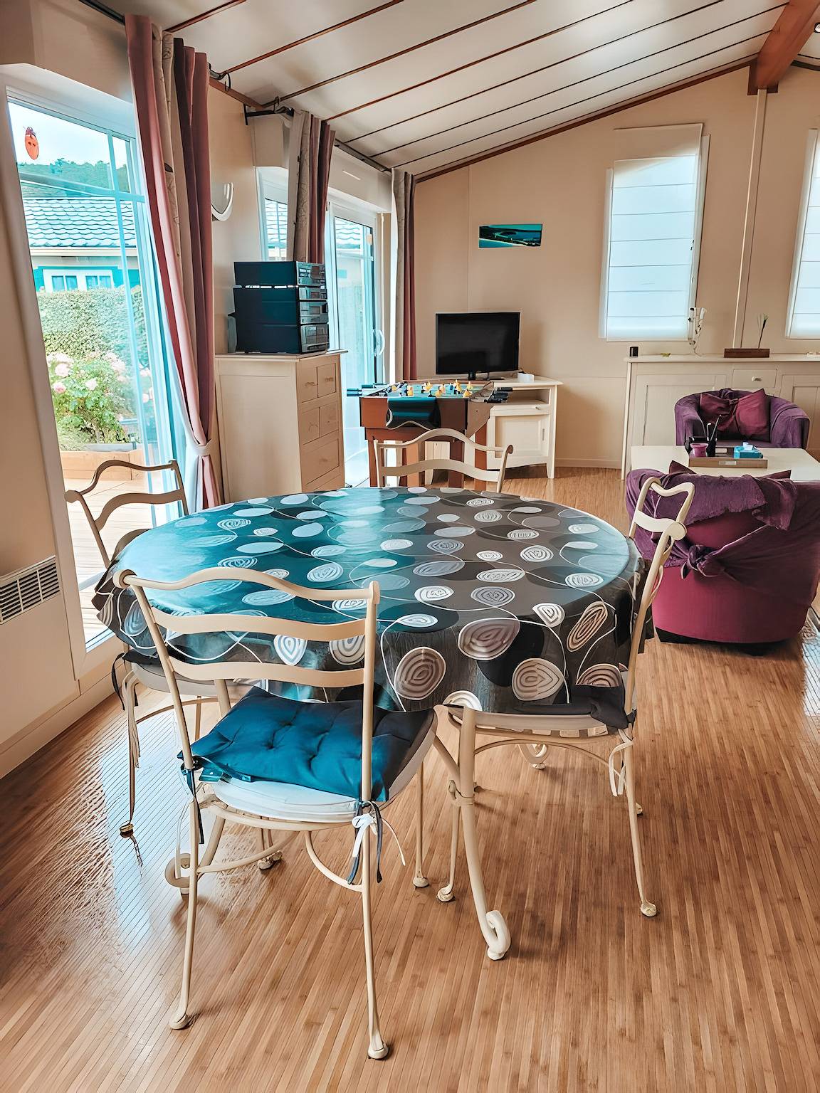 Chalet du bonheur au bord au lac de guerledan in Caurel, Région de Guingamp