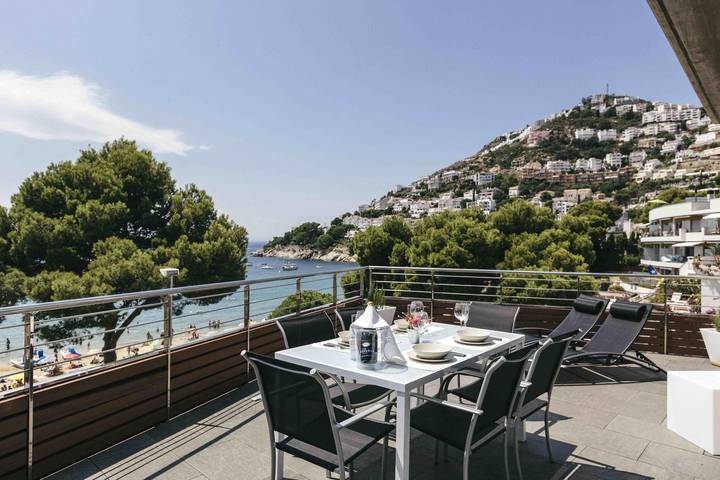 Gîte pour 4 personnes, avec vue sur l’océan ainsi que piscine et terrasse, animaux acceptés dans Platja De Canyelles Petites - 2
