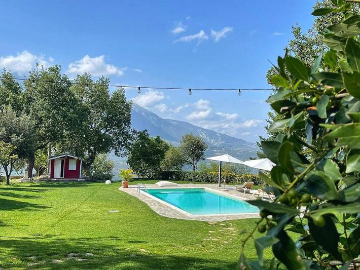 Location de vacances pour 5 personnes, avec jardin et vue ainsi que piscine et vue sur le lac