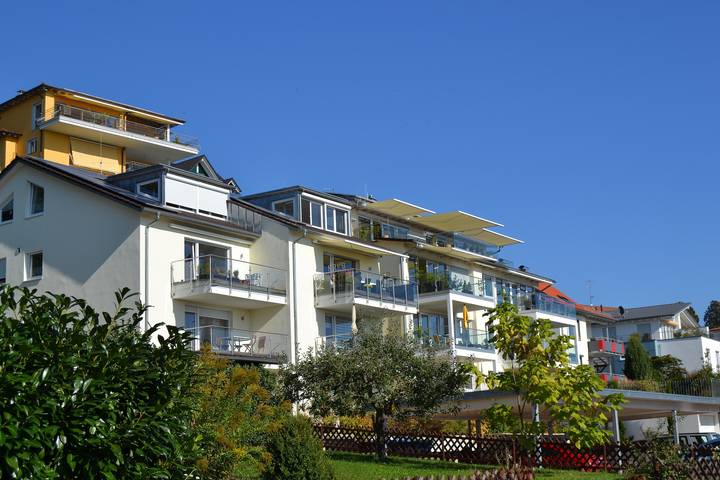 Gîte pour 4 personnes, avec balcon/terrasse ainsi que terrasse et vue sur le lac, adapté aux familles à Tancon - 2