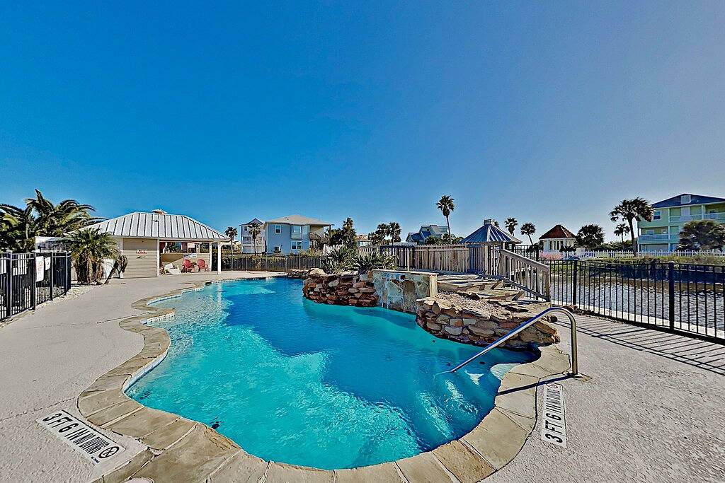 Dog-friendly multi-level home with pool, full kitchen, central Ac & washer/dryer in Corpus Christi, Mustang Island