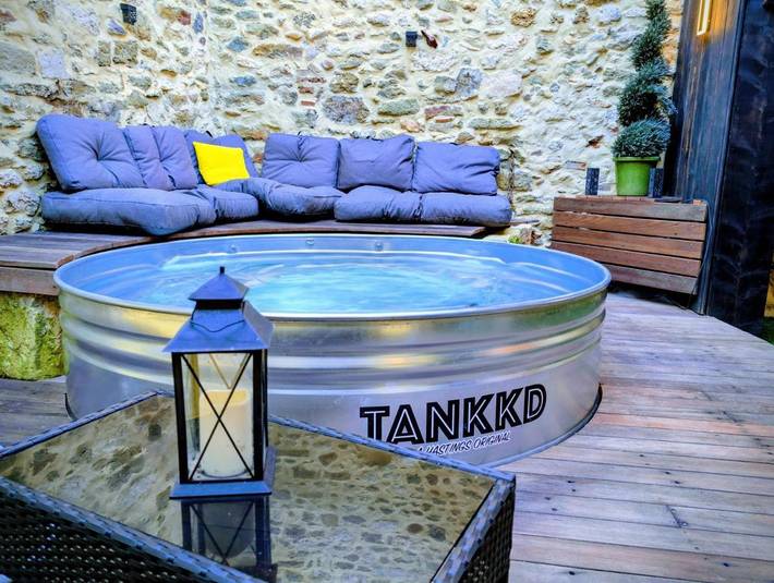 Location de vacances pour 9 personnes, avec piscine ainsi que vue et balcon à Saint-Marcel-d'Ardèche