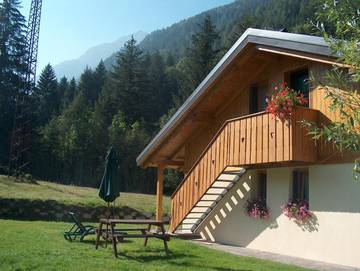 Gîte pour 4 personnes, avec piscine et jardin à Temù