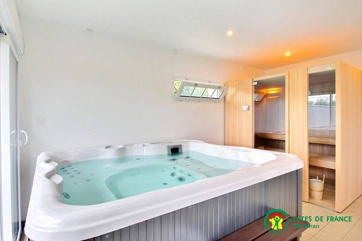 Gîte pour 15 personnes, avec jardin ainsi que jacuzzi et sauna à Ambon - 3