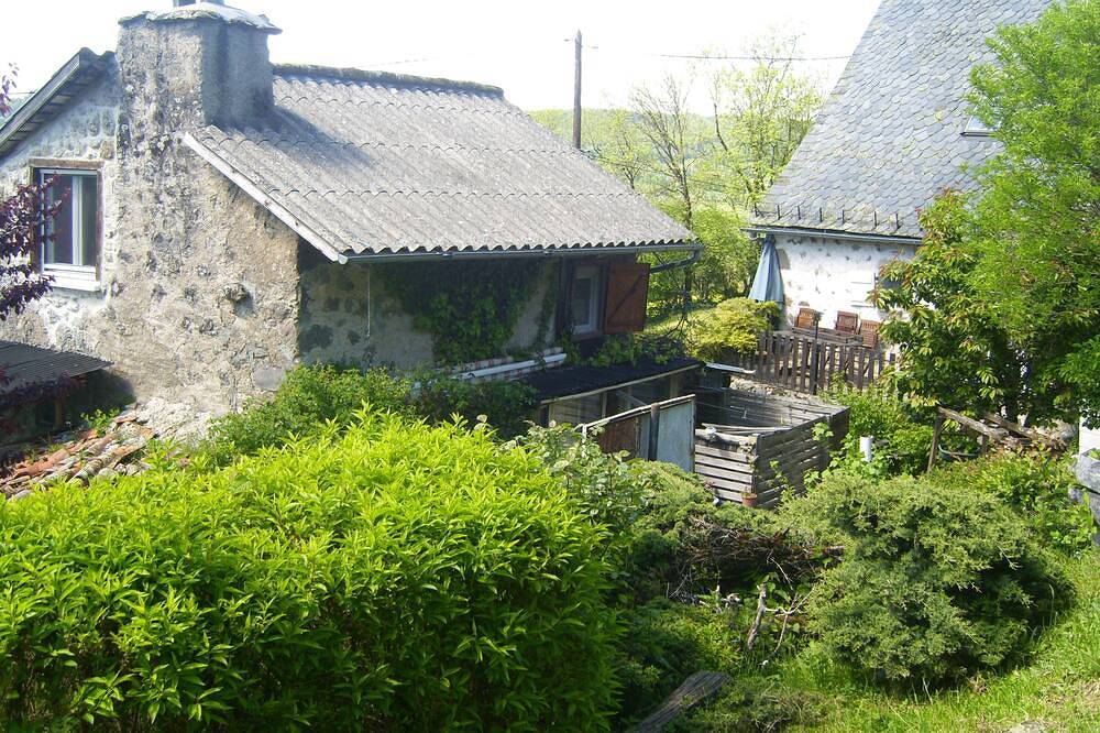 Gite a proximité de l habitation du propriétaire a flan de montagne in Vézac (Cantal), Région d'Aurillac