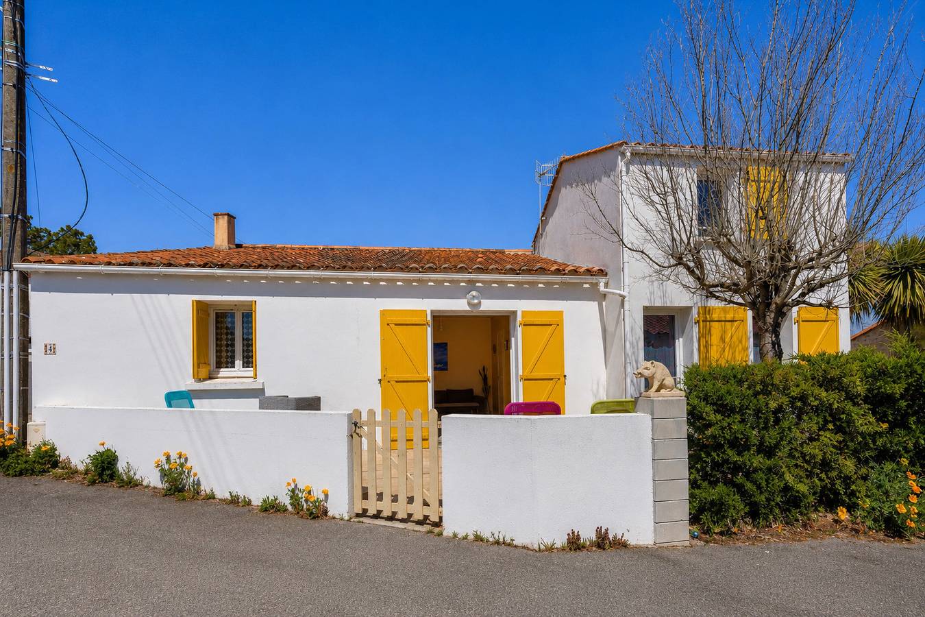 Jolie maison aux volets jaunes avec terrasse pour 7 in La Terrière, La Tranche-sur-Mer