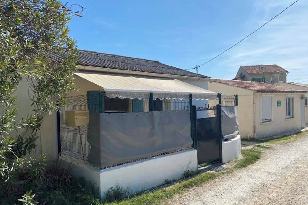 Maison de pêcheur le tamaris bleu in Port-Saint-Louis-du-Rhône, Côte méditerranéenne (France)