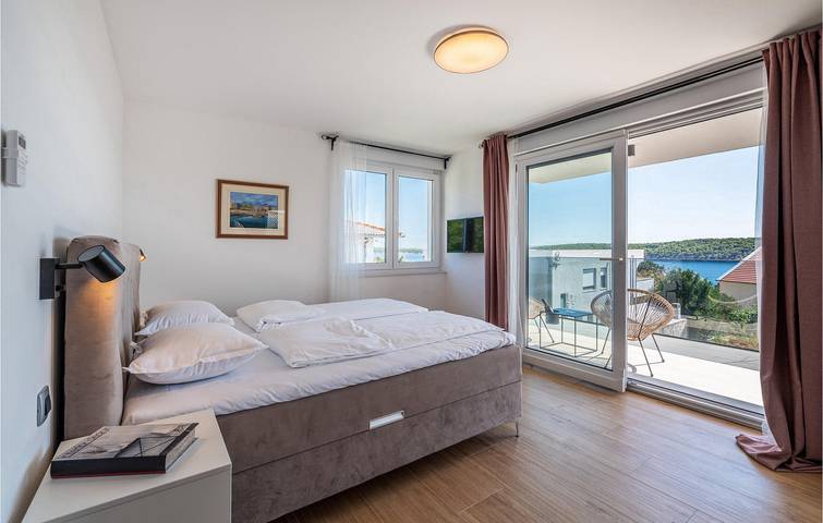 Cozy 2-Bedroom Apartment with Heated Pool Near Barbat na Rabu in Barbat na Rabu, Rab