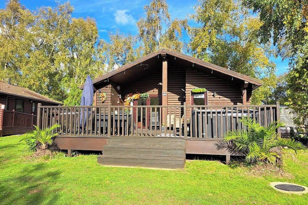 Lakeside Lodge with 6 berth hot tub and private fishing peg in Tattershall, Lincolnshire