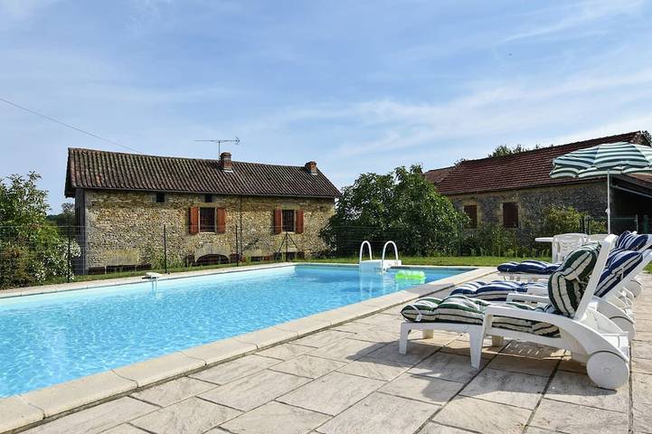 Location de vacances pour 7 personnes, avec terrasse ainsi que jardin et piscine à Loubejac