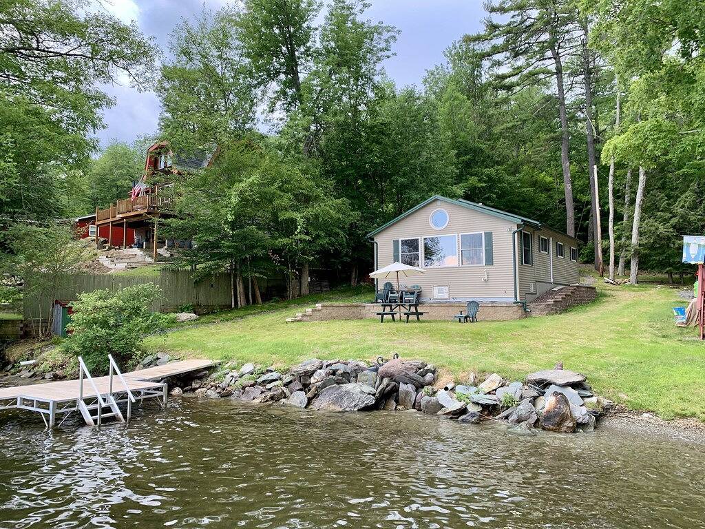 Private lake-front cabin with walk-in access to water, next to state park. in Rutland County
