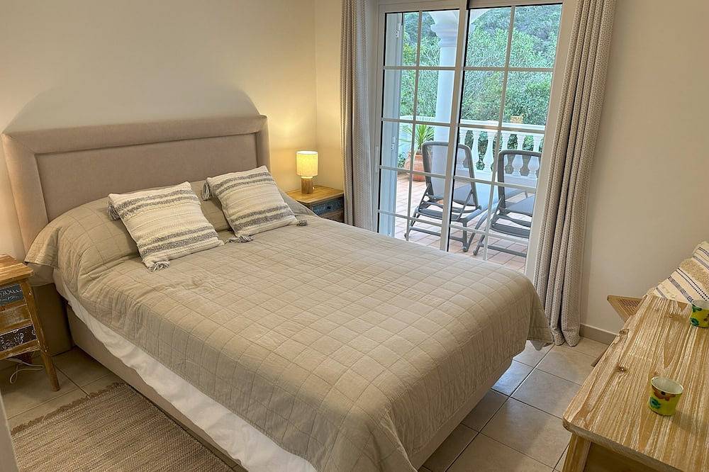 Stunning views, private position - 5 mins to beach!  Heated pool option & Aircon in Budens, Faro Distrikt